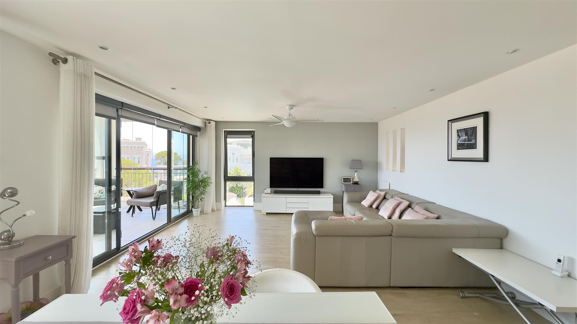  Image of House - 2 Bedrooms - 2 Bathrooms for Sale in Highcliffe House-Gibraltar, Image 11